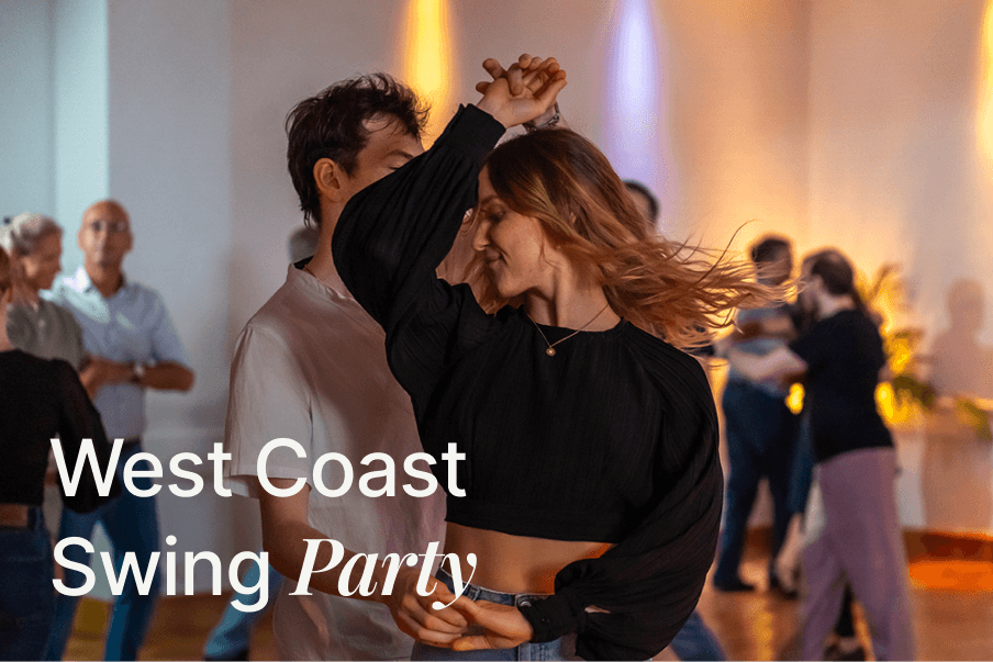 Paar tanzt West Coast Swing in heller Tanzschule mit weiteren Tanzpaaren im Hintergrund bei warmer Beleuchtung