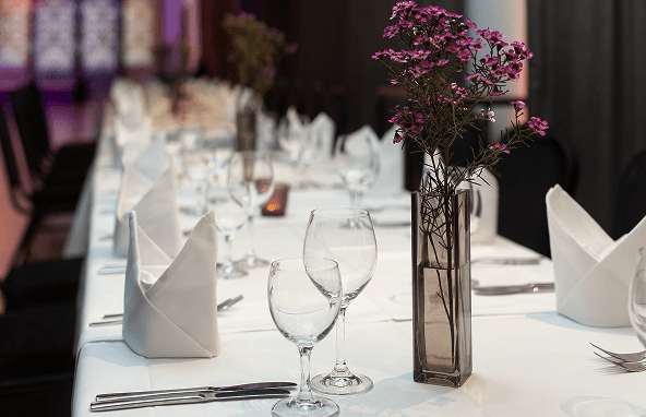 Festlich gedeckter Tisch im Atrium Event Space für Feiern, Tanz-Events und Gruppenangebote