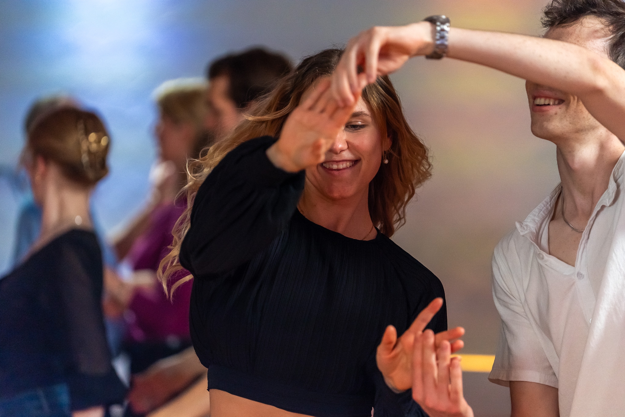 Tanzendes Paar auf der Tanzfläche während einer dynamischen Drehbewegung