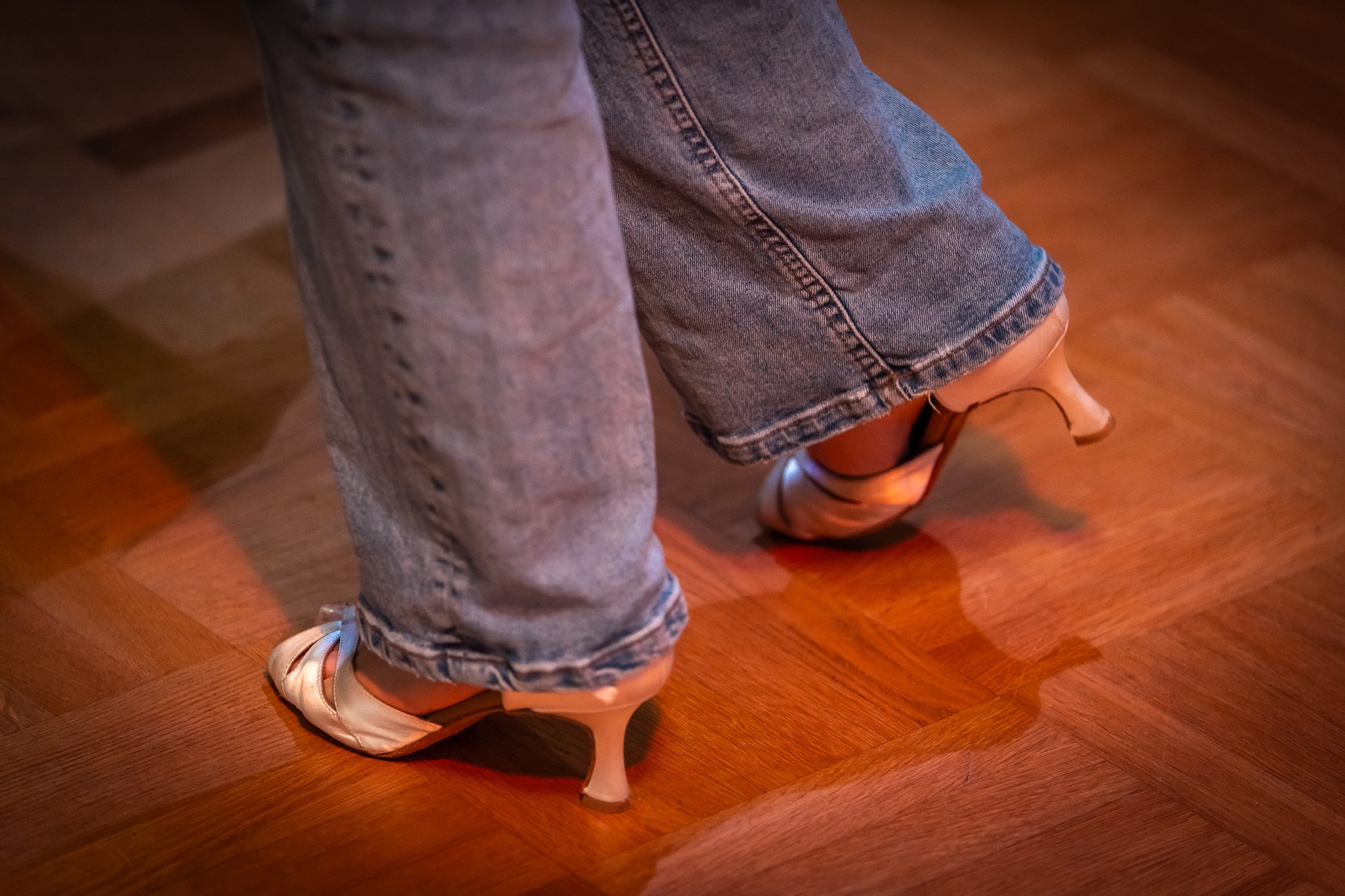Detailaufnahme von Tanzschritten in Tanzschuhen auf dem Parkettboden