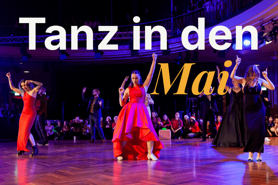 Tanzende Gäste auf der Tanzfläche bei der Veranstaltung ›Frühlingsball‹