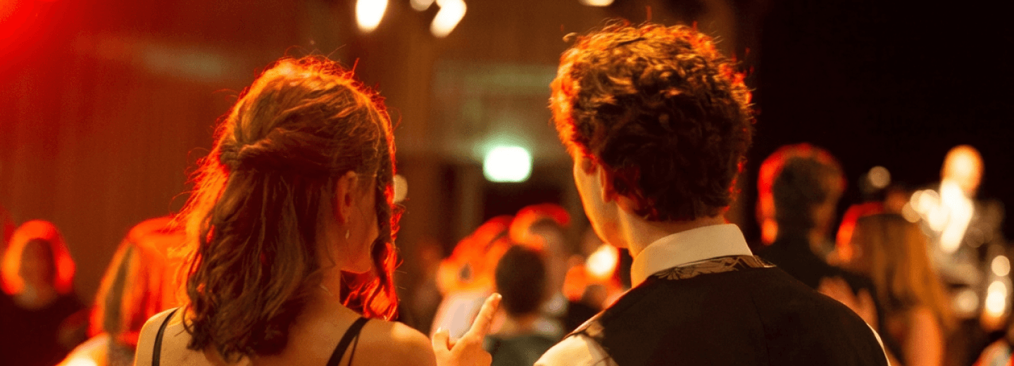 Paar auf der Tanzfläche bei einer Tanzveranstaltung