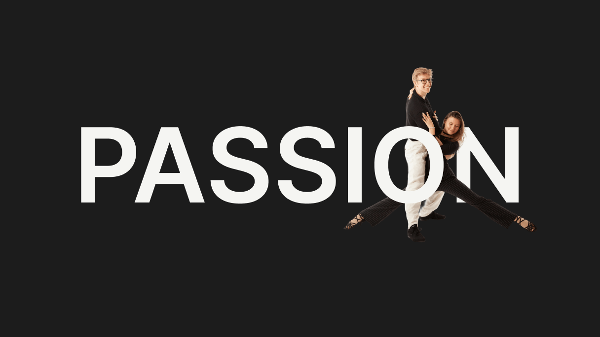 Junges Paar tanzt mit ausgestreckten Beinen vor schwarzem Hintergrund und Schriftzug Passion