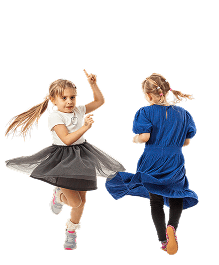 Zwei tanzende Mädchen mit Zöpfen, eines in grauem Rock und weißem Shirt, das andere im blauen Kleid, vor schwarzem Hintergrund