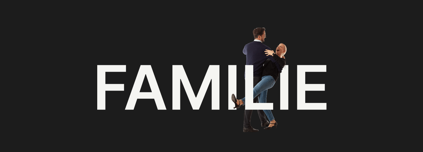 Tanzendes Paar vor dem Schriftzug Familie