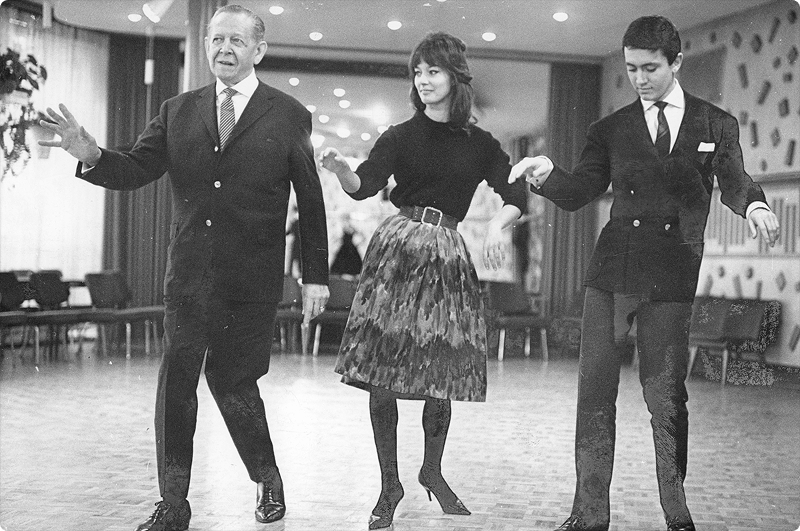 Historisches Foto eines Tanzkurses mit Tanzlehrern und Teilnehmern als Teil der Tanzschul-Geschichte