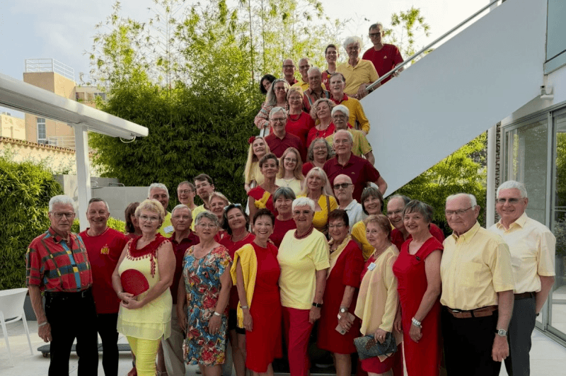 Gruppenfoto einer Tanzreise-Community mit Teilnehmern vor Ort als Teil der Tanzschul-Geschichte