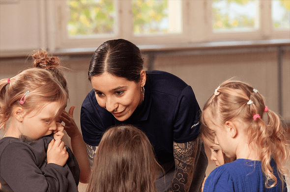 Tanzlehrerin betreut Kinder im Tanzkurs und fördert spielerisch Bewegung und Spaß in der Tanzschule