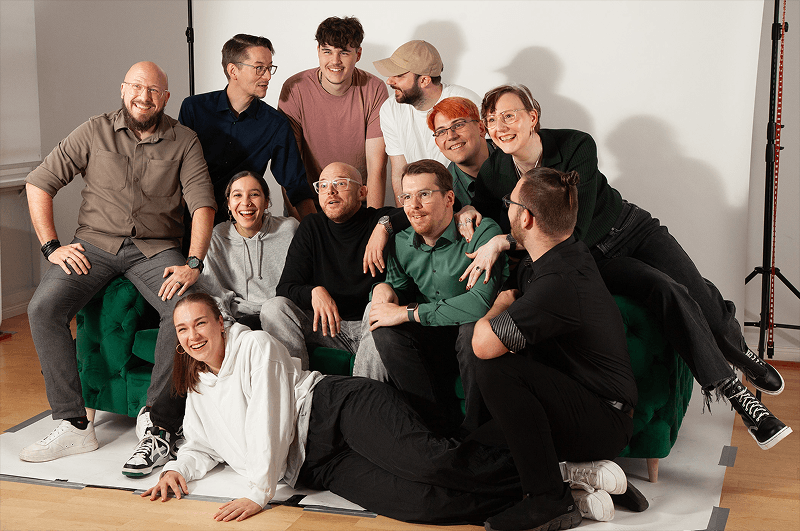 Gruppenfoto des Teams einer Tanzschule mit Tanzlehrern und Community in entspannter Atmosphäre