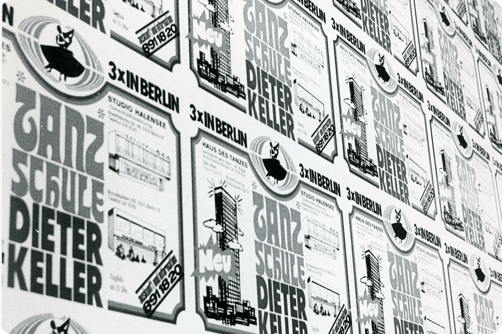 Wand mit schwarz-weißen Retro-Postern der Tanzschule Dieter Keller und Berliner Stadtmotiven in Nahaufnahme